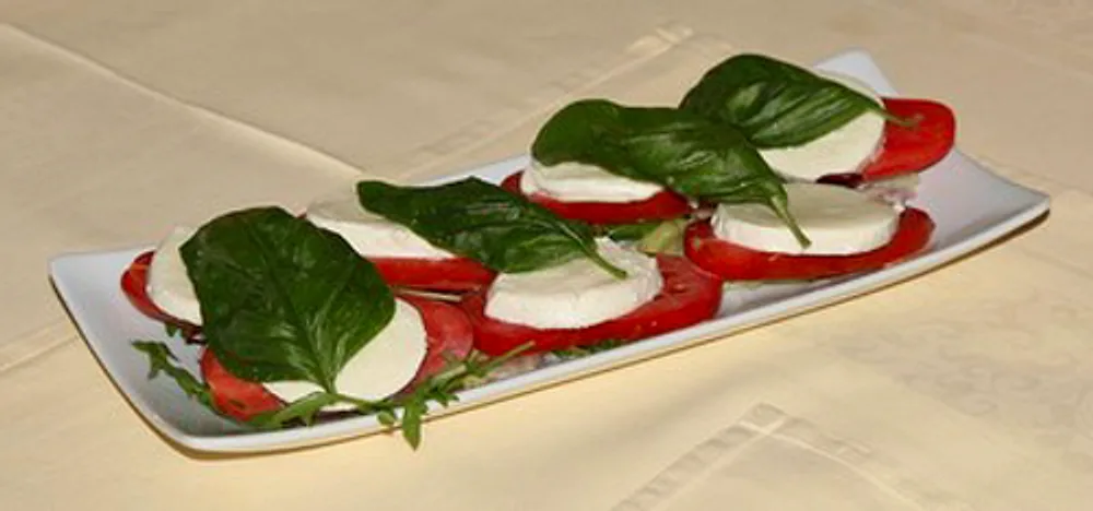 Caprese mit Tomaten, Mozzarella und frischem Basilikum