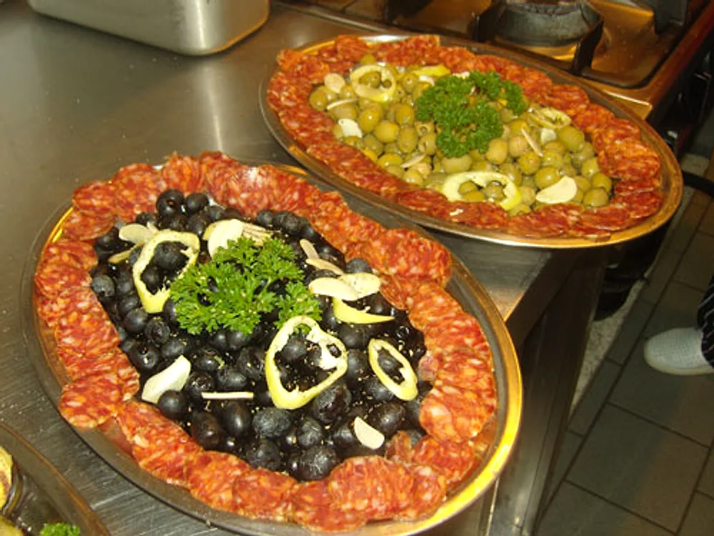 Vorspeisenplatten mit Salami, Oliven und Peperoni für eine Feier
