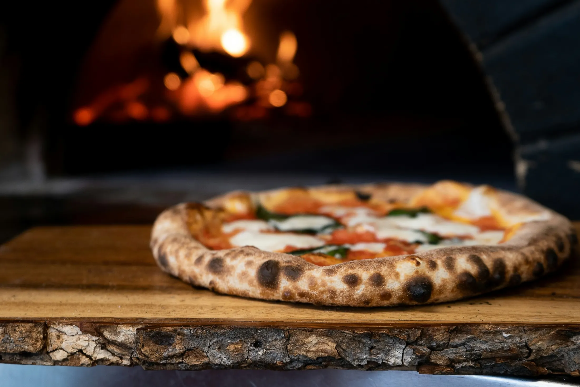 Frisch gebackene Pizza vor dem Steinofen der L'Osteria Romana in Sternenfels