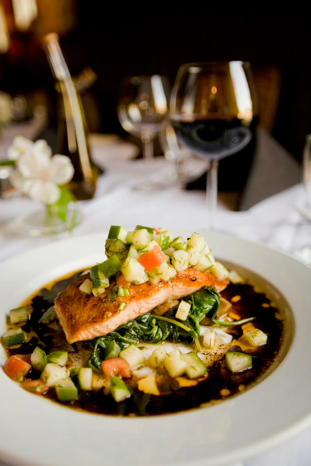 Frisches Fischgericht mit Gemüse und Rotwein