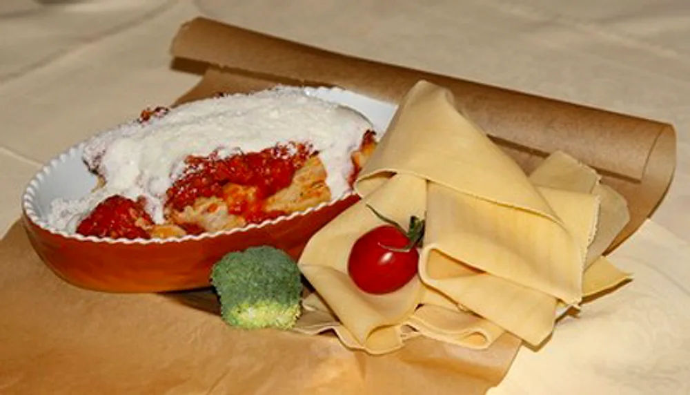 Hausgemachte Lasagne im Tontopf mit frischen Teigblättern