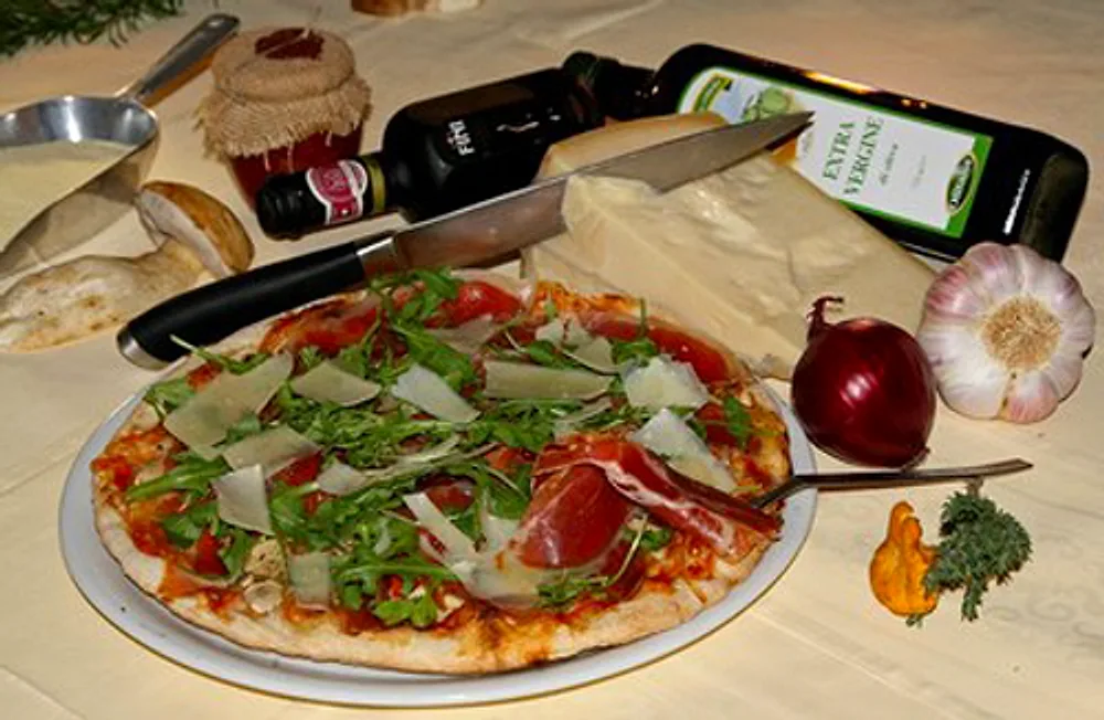 Pizza Parma mit Landschinken, Rucola und Parmesan