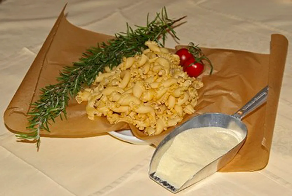 Hausgemachte Rasagnette mit Rosmarin und Parmesan
