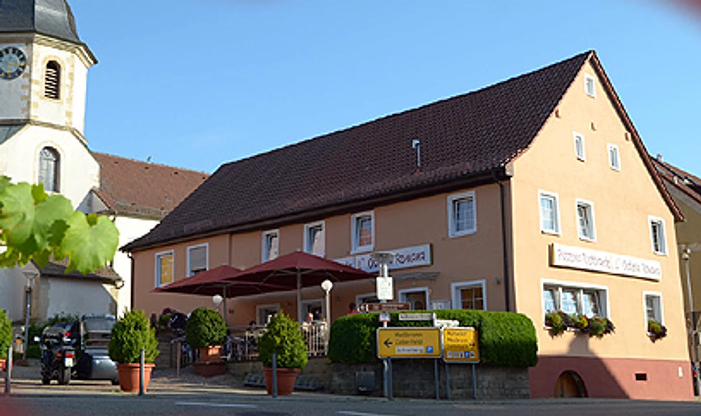 Die L'Osteria Romana in der Schlossbergstraße in Sternenfels mit Terrasse neben der Kirche