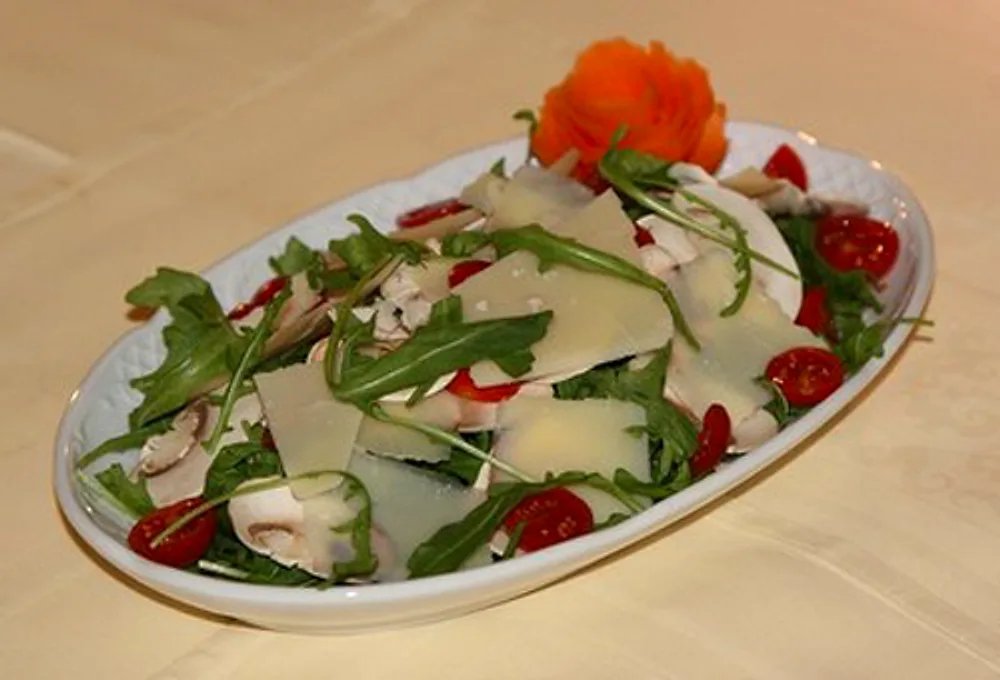 Frischer Rucolasalat mit Parmesan, Champignons und Kirschtomaten