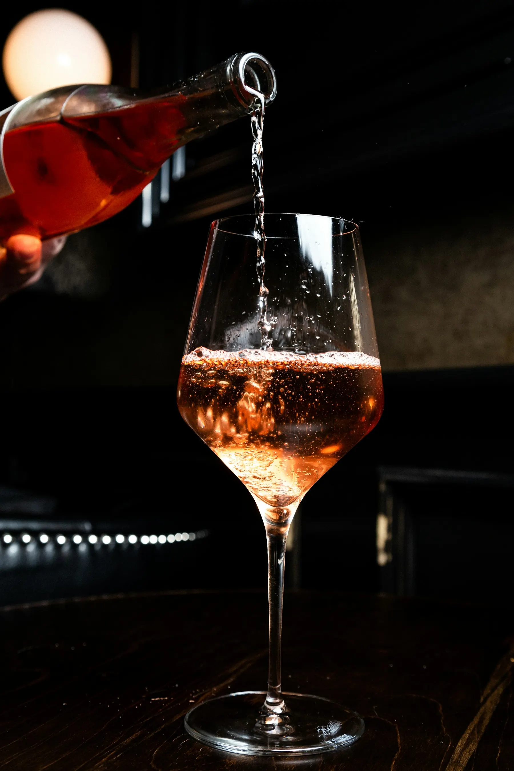 Italienischer Wein wird in ein Glas eingeschenkt